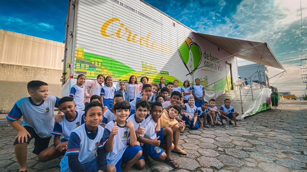 Projeto cultural itinerante leva teatro, diversão e educação para o trânsito até a criançada de Governador Valadares