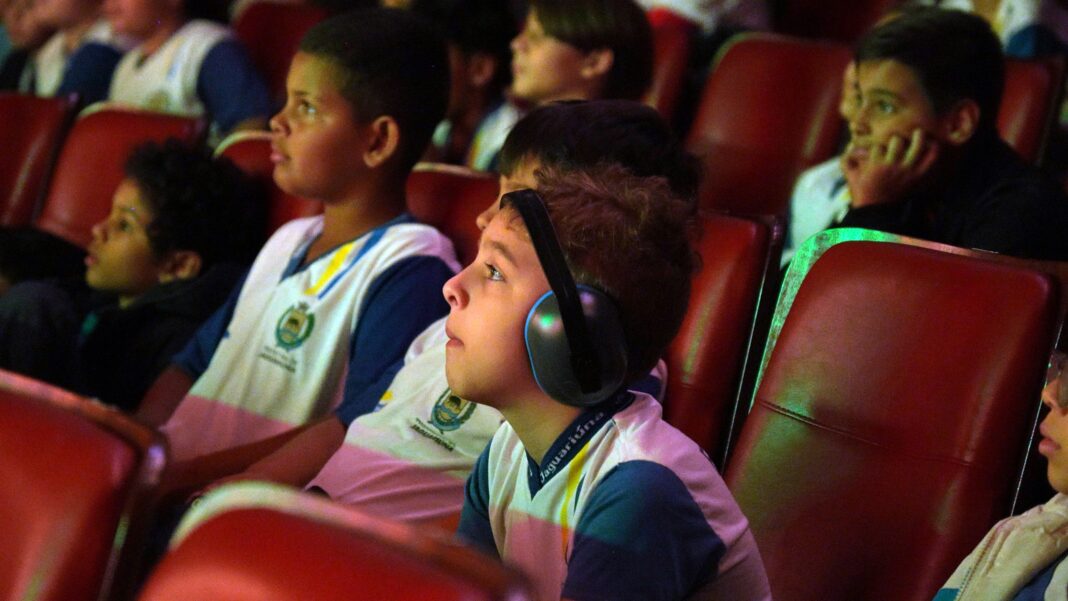 Espetáculo ‘Ir E Vir: Cidadão Vigilante’ Agora Conta Com Intérprete De Libras, Audiodescrição E Abafadores Sensoriais